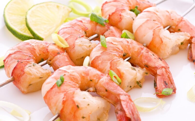 Grilled shrimp skewers with lime