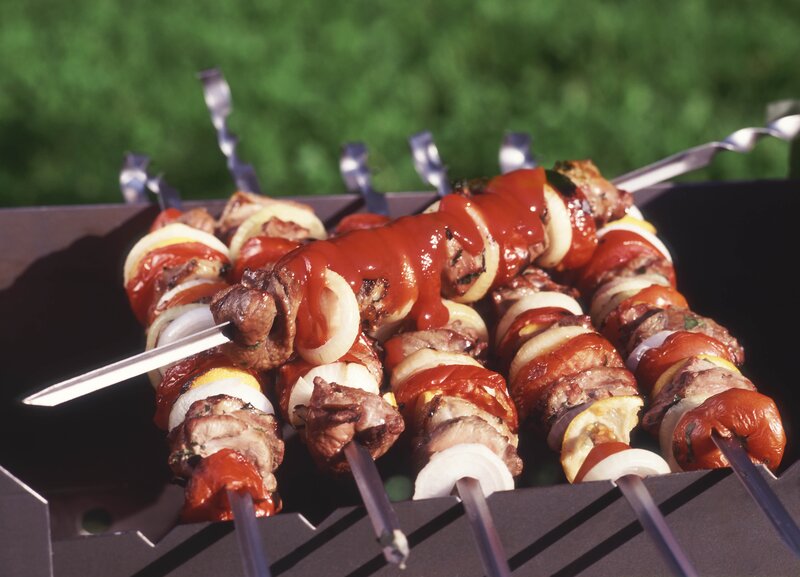 Grilled skewers with sauce