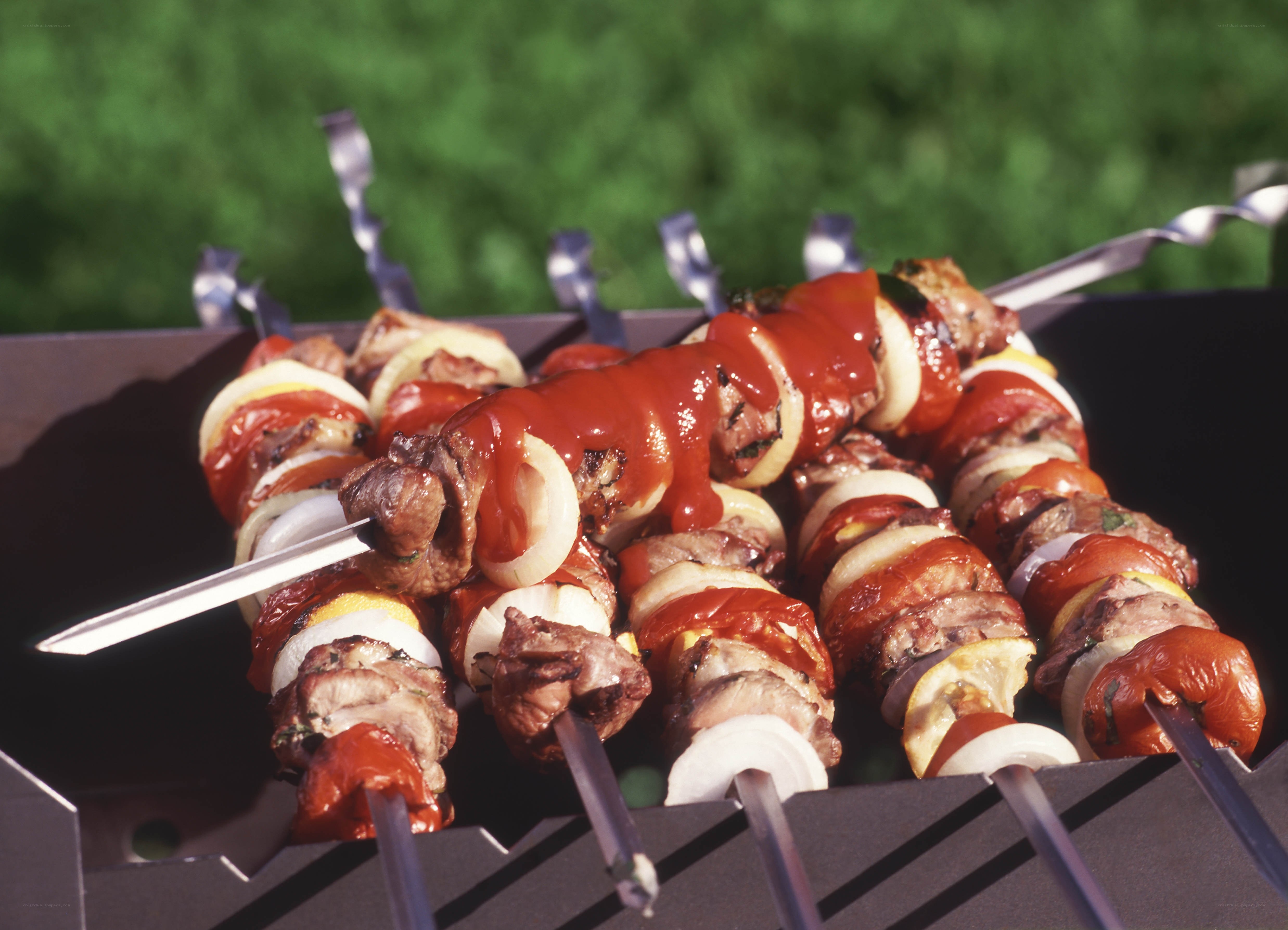 Grilled skewers with sauce
