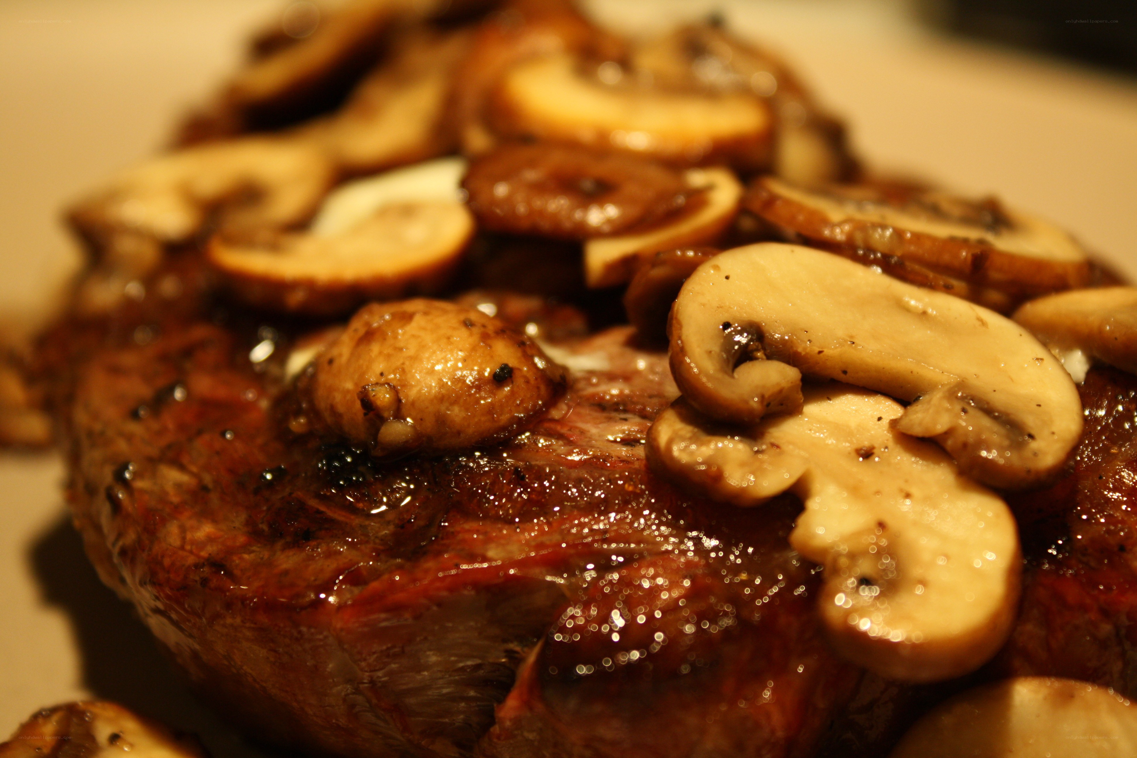 Grilled steak with mushrooms