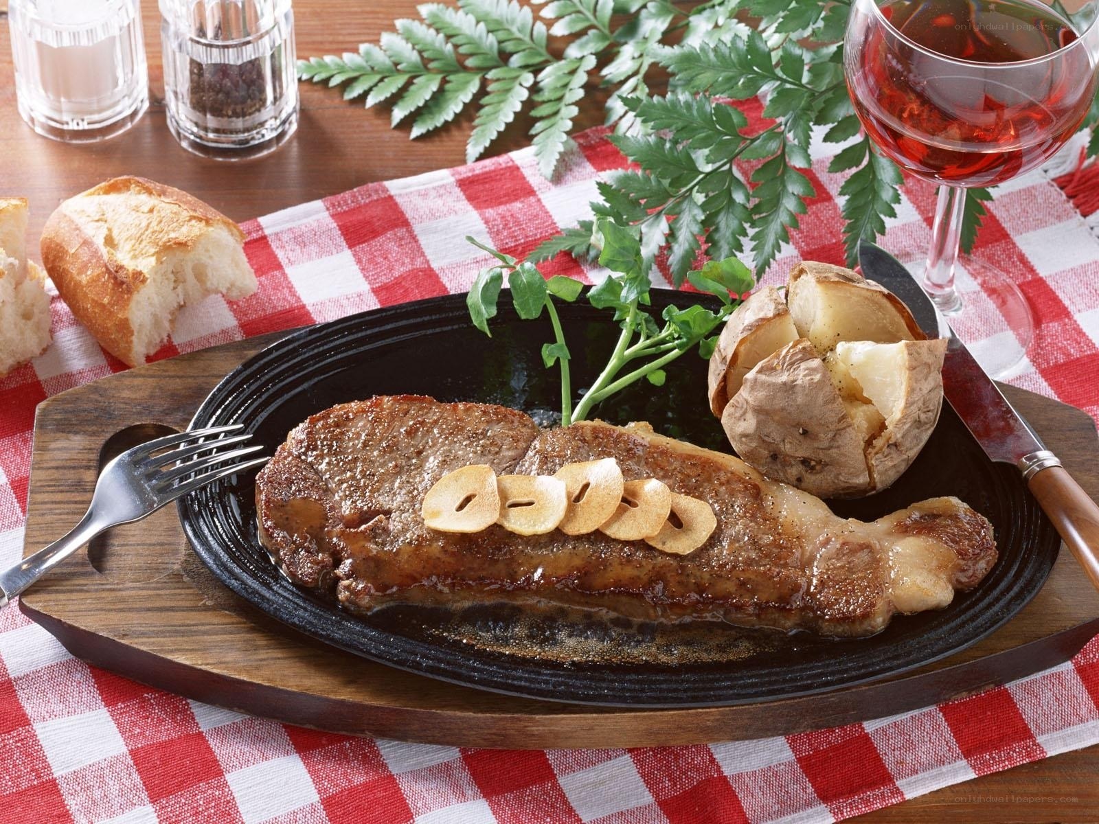 Grilled steak with potatoes