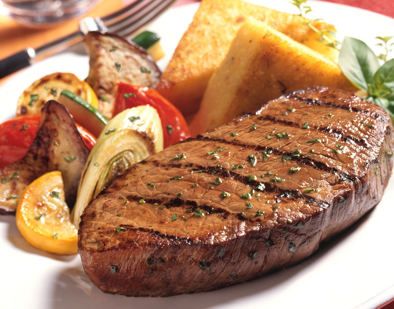 Grilled steak with vegetables