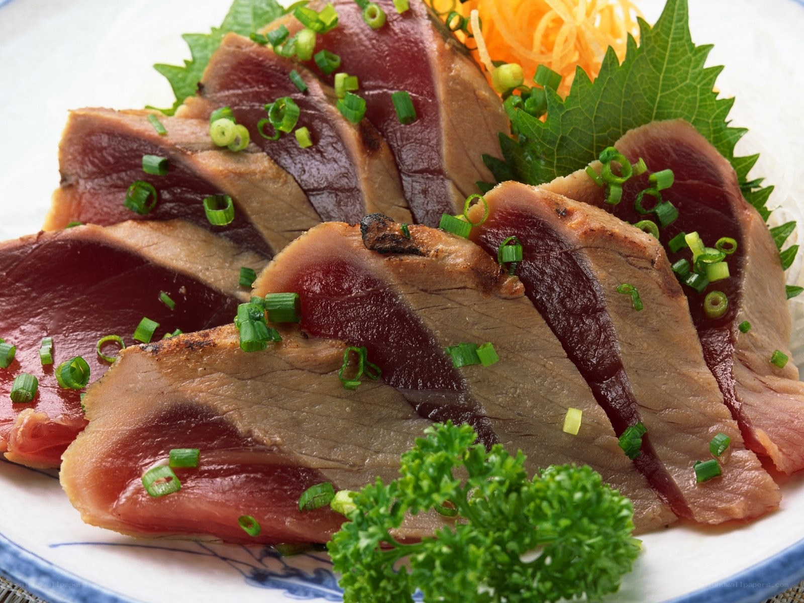 Grilled tuna slices with garnish