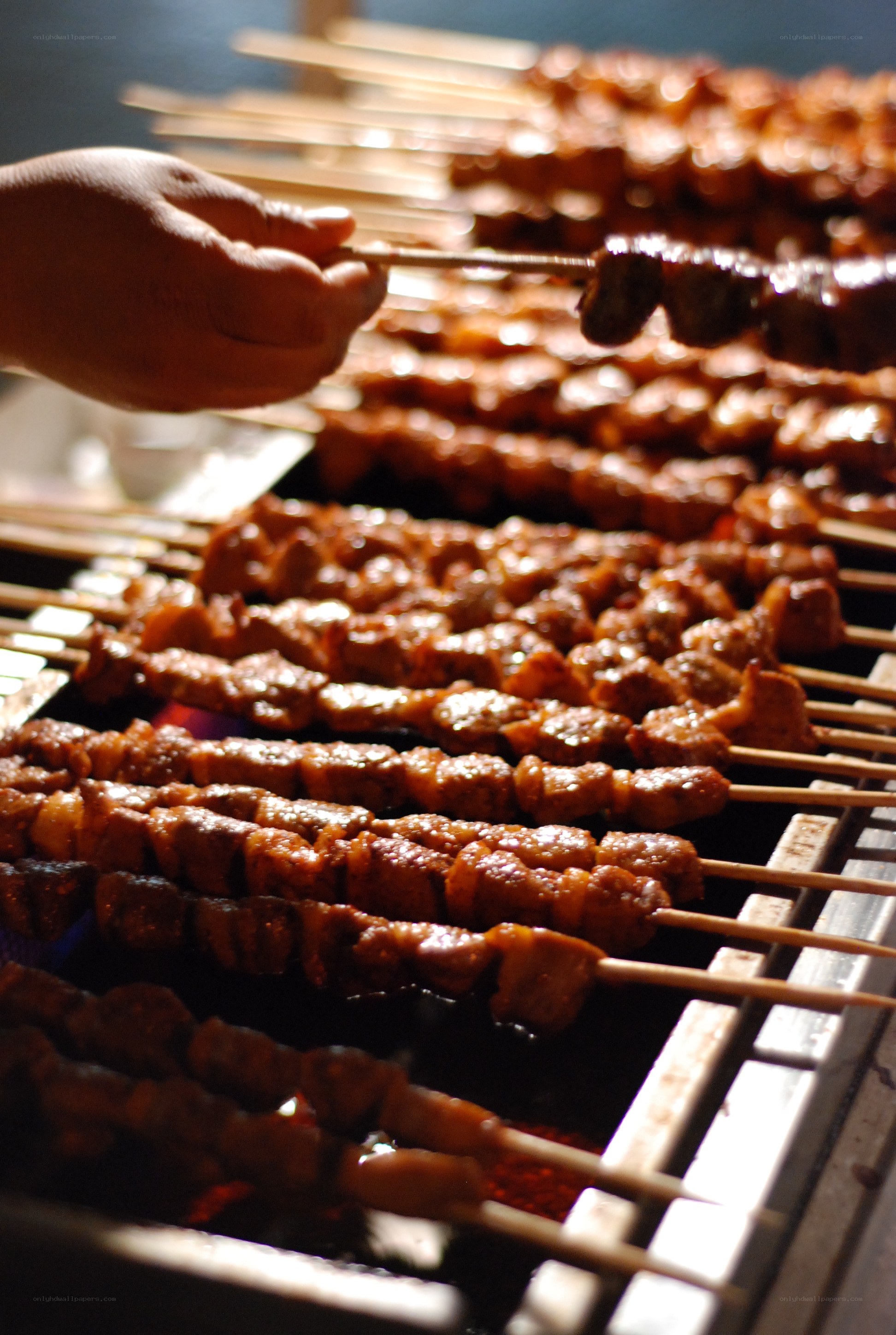 Grilling meat skewers