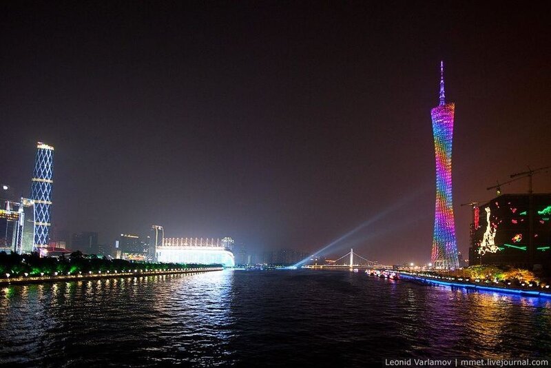 Guangzhou Tower at Night — Black