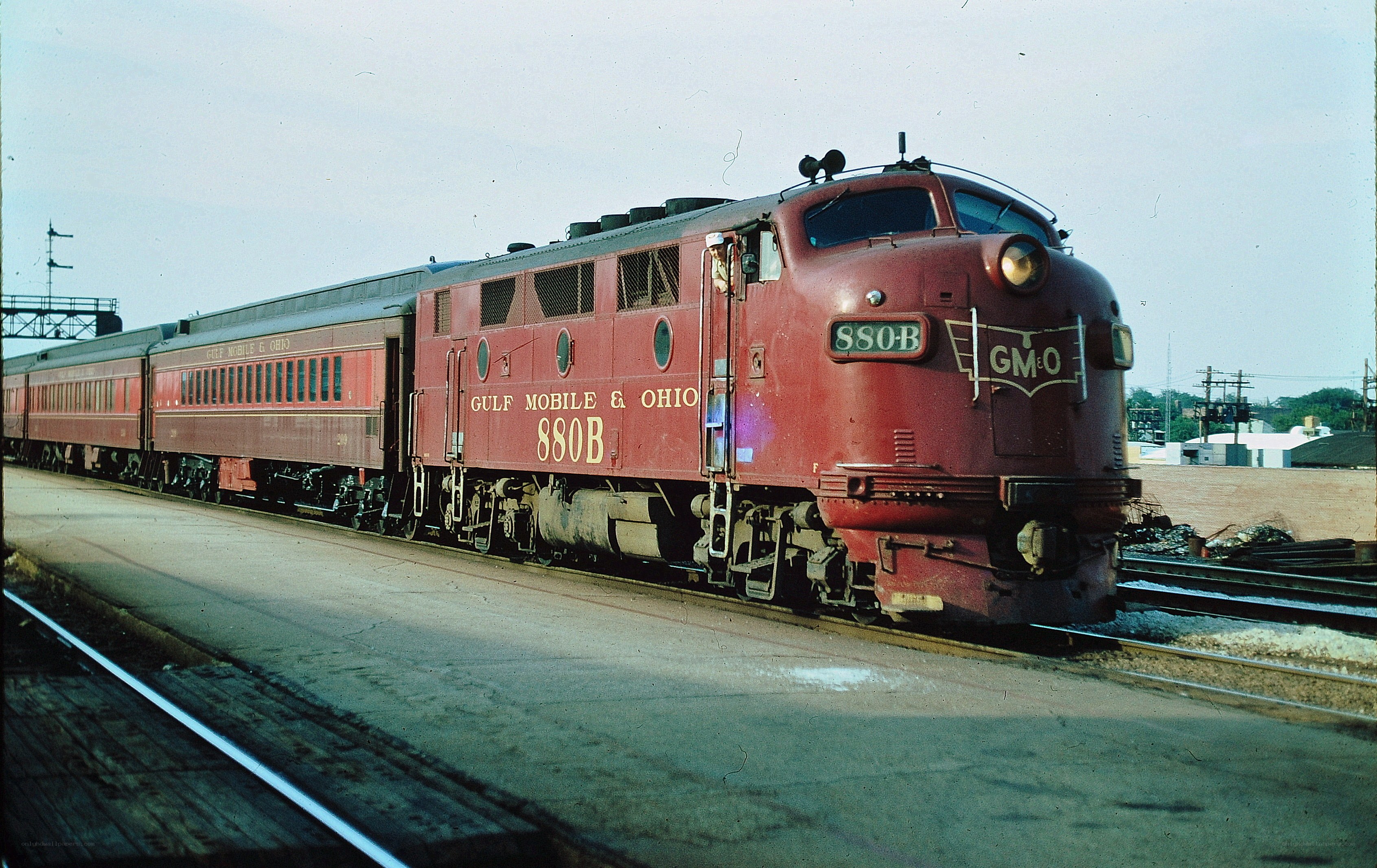Gulf Mobile & Ohio train at station