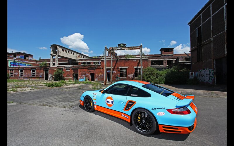 Gulf Porsche in an abandoned lot