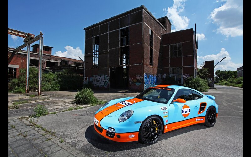 Gulf Porsche in an abandoned lot