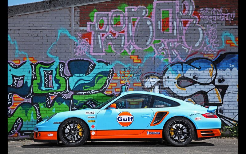 Gulf Porsche in front of graffiti