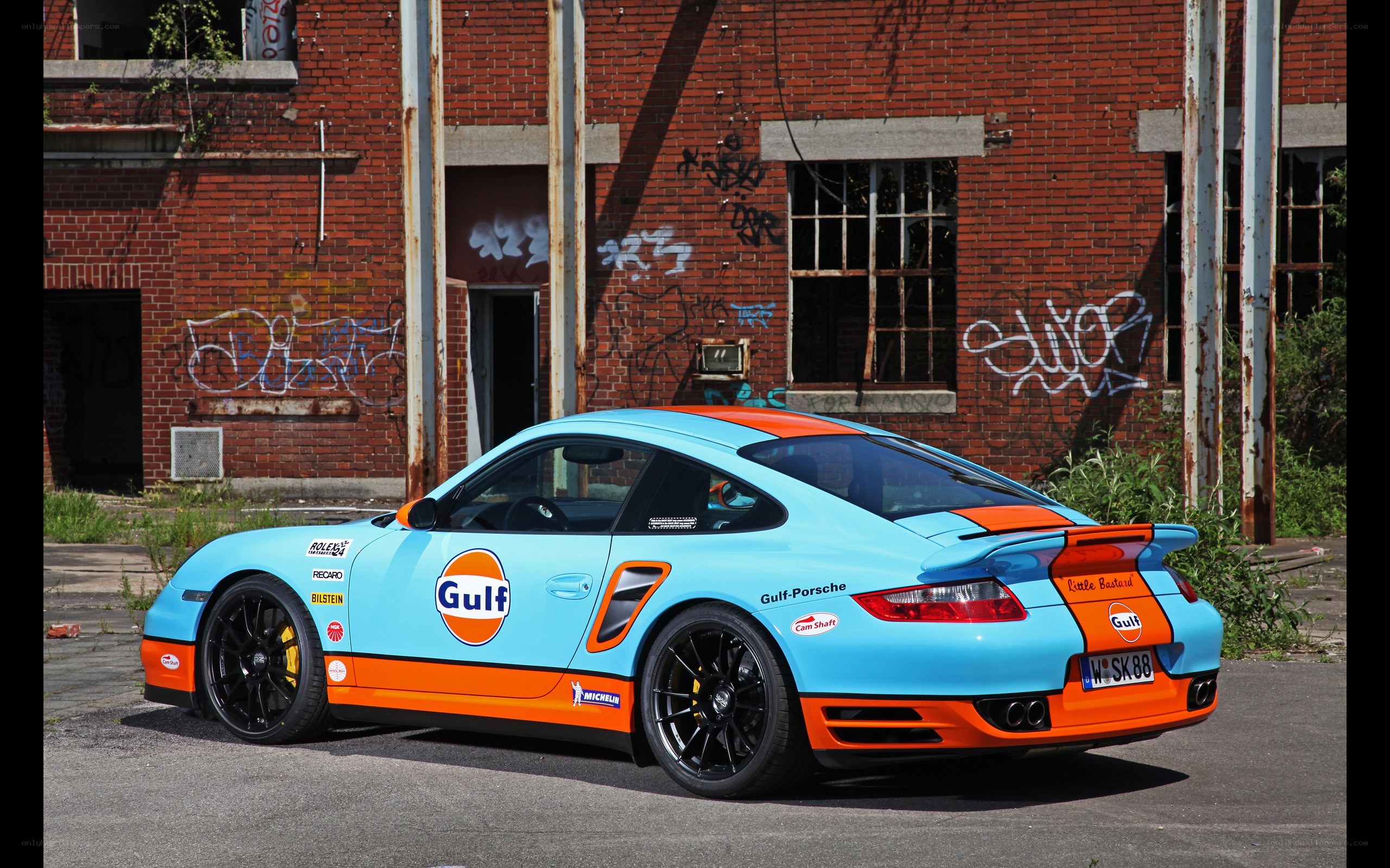 Gulf Porsche in urban setting