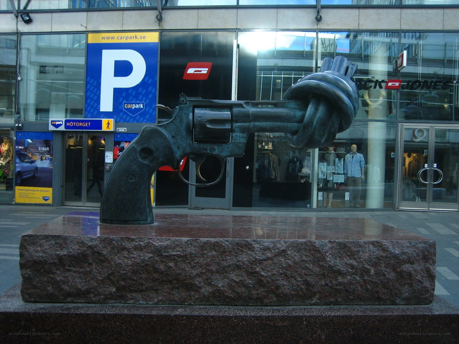 Gun sculpture with knot