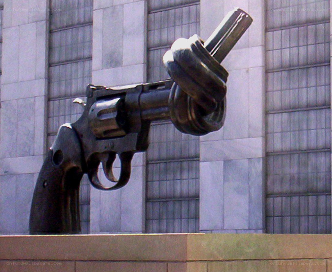 gun sculpture with knot