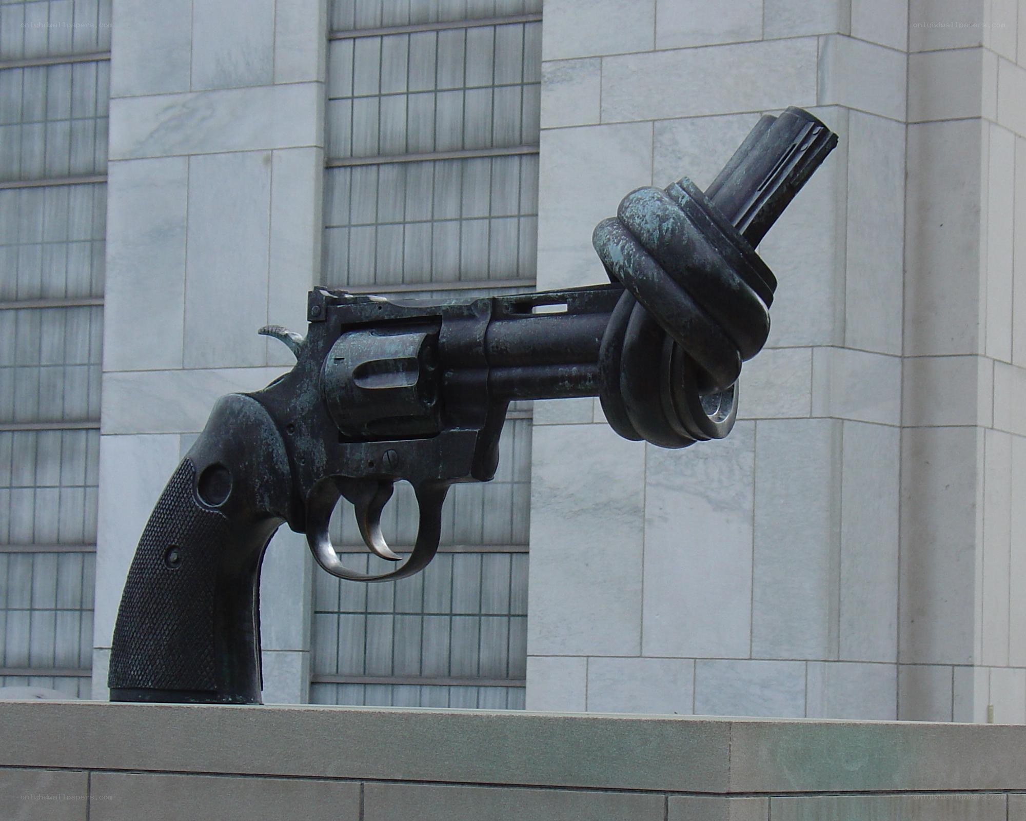 gun sculpture with knot