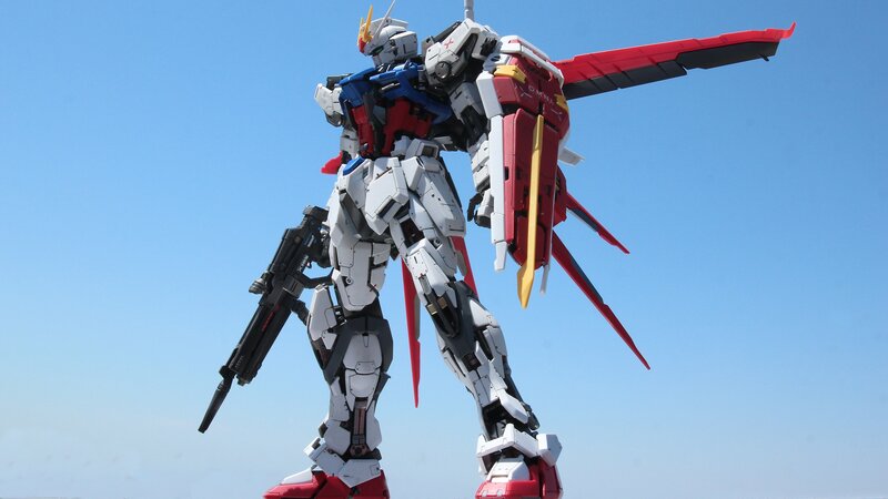 Gundam Model Robot — White, Dramatic