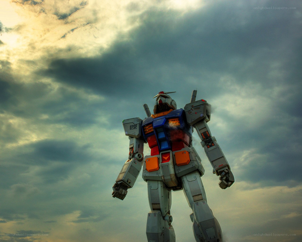 Gundam robot statue