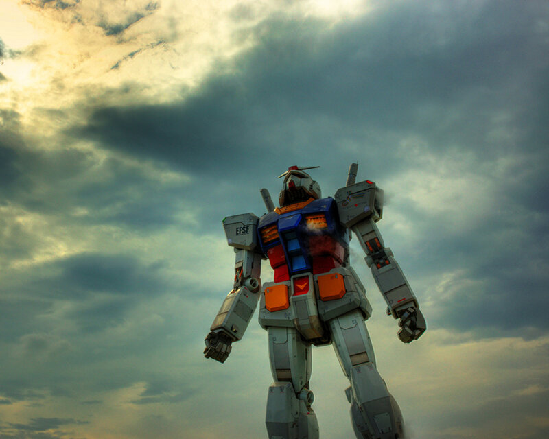 Gundam Robot Statue — Gray, Dramatic