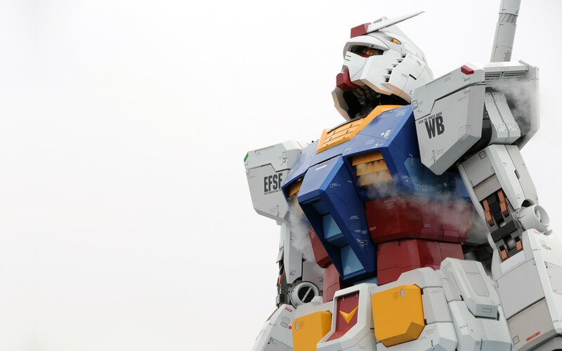 Gundam Robot Statue — White