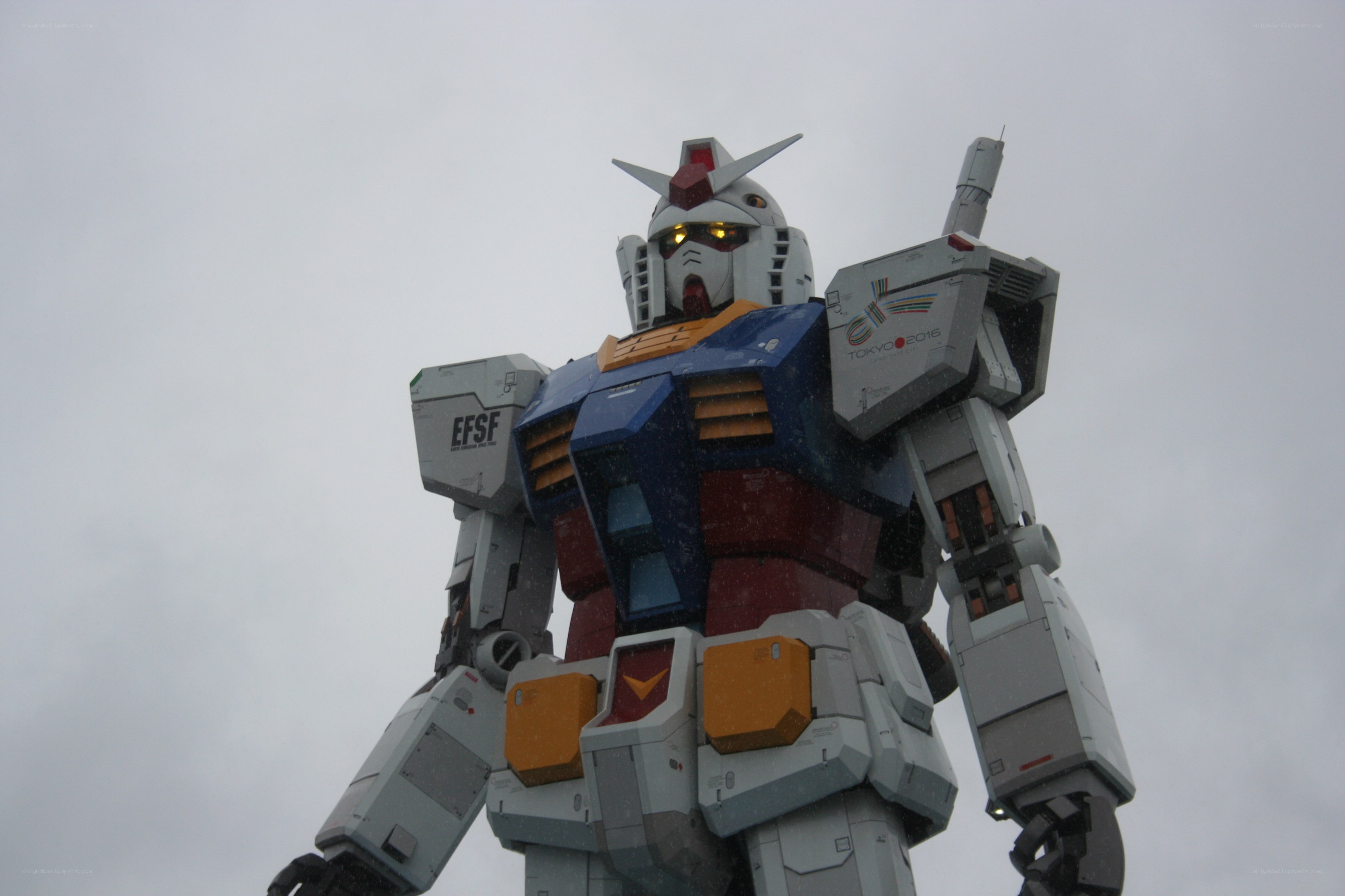 Gundam statue in Tokyo