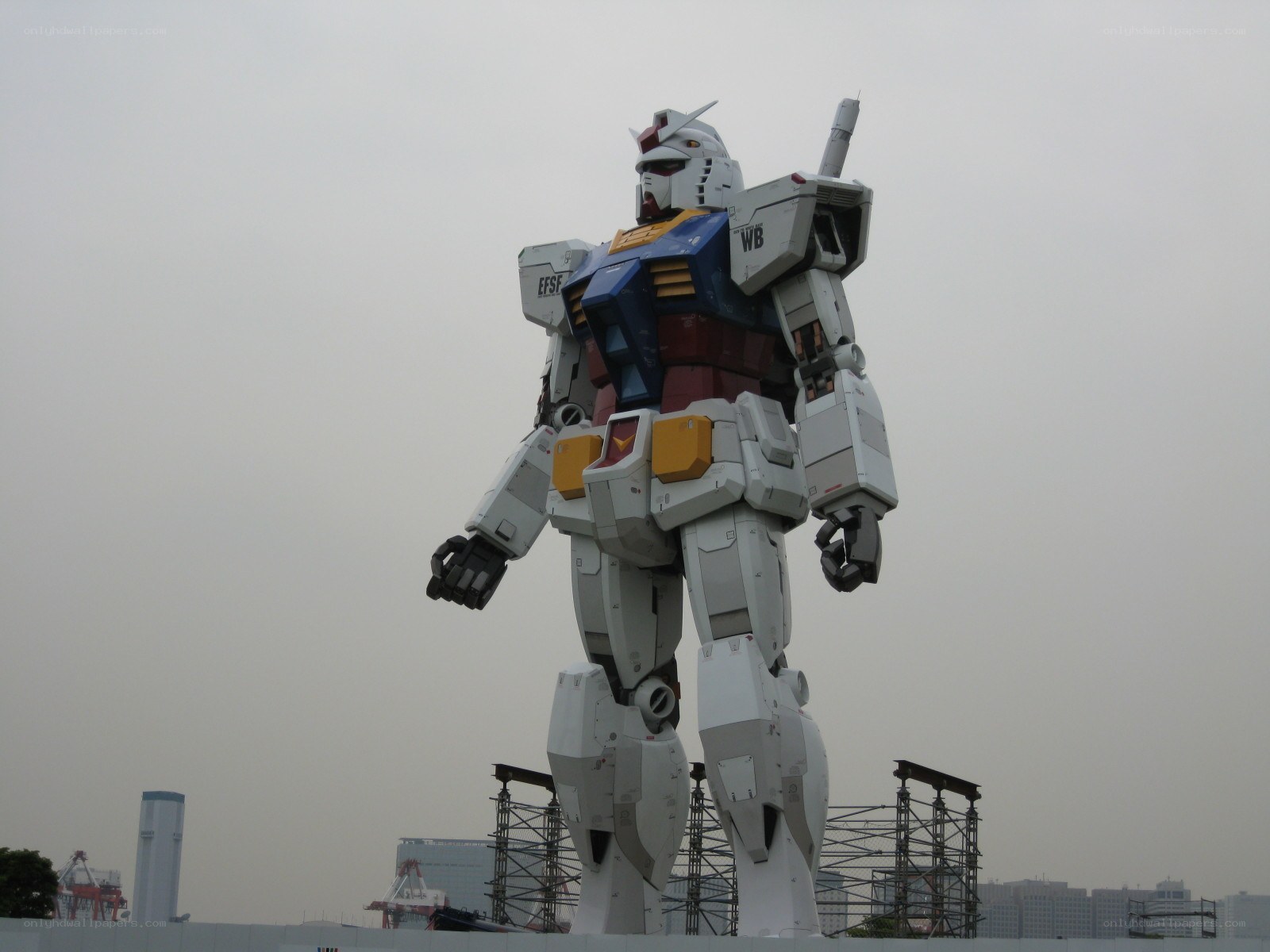Gundam statue in Tokyo