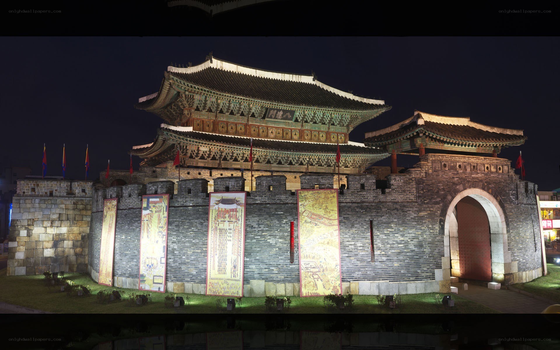 Gwanghuamun at night