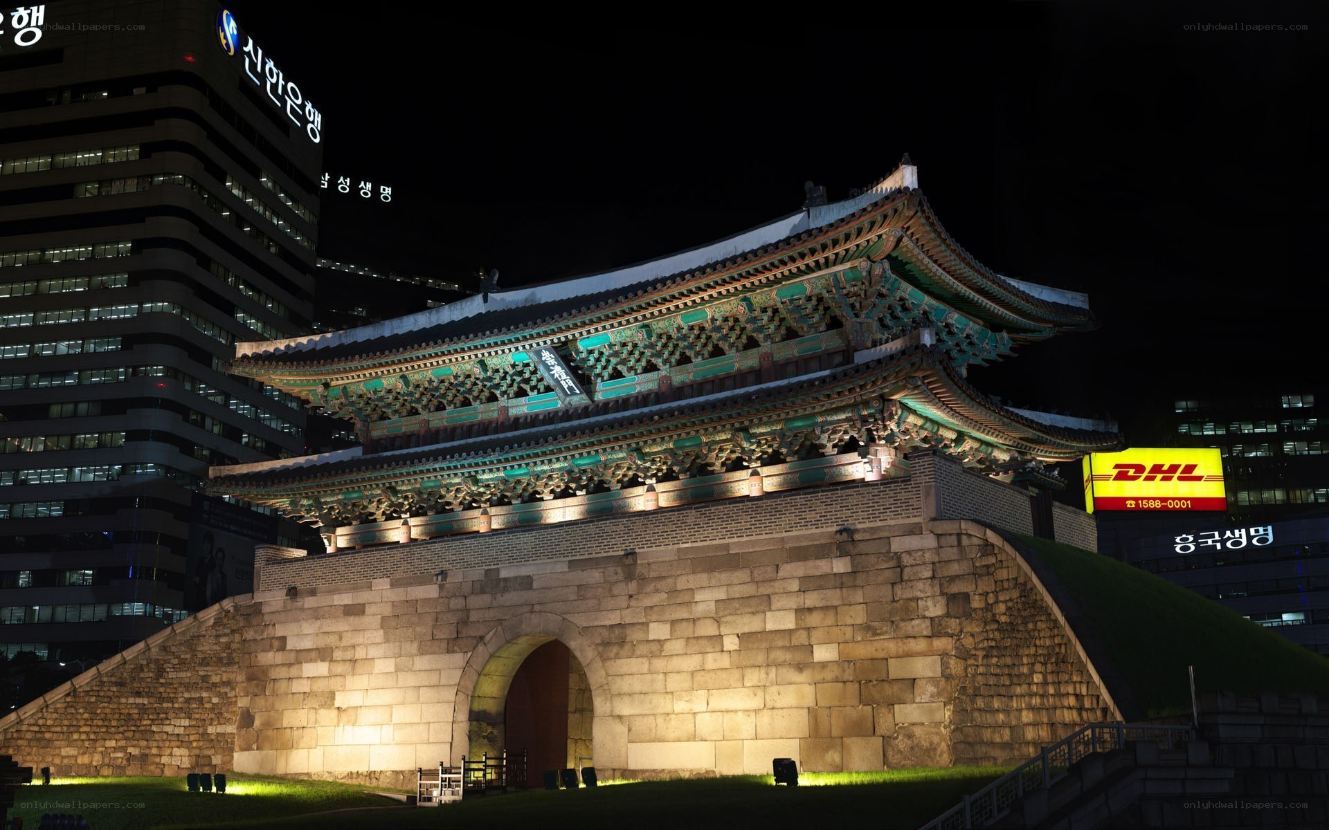 Gwanghwamun Gate at night