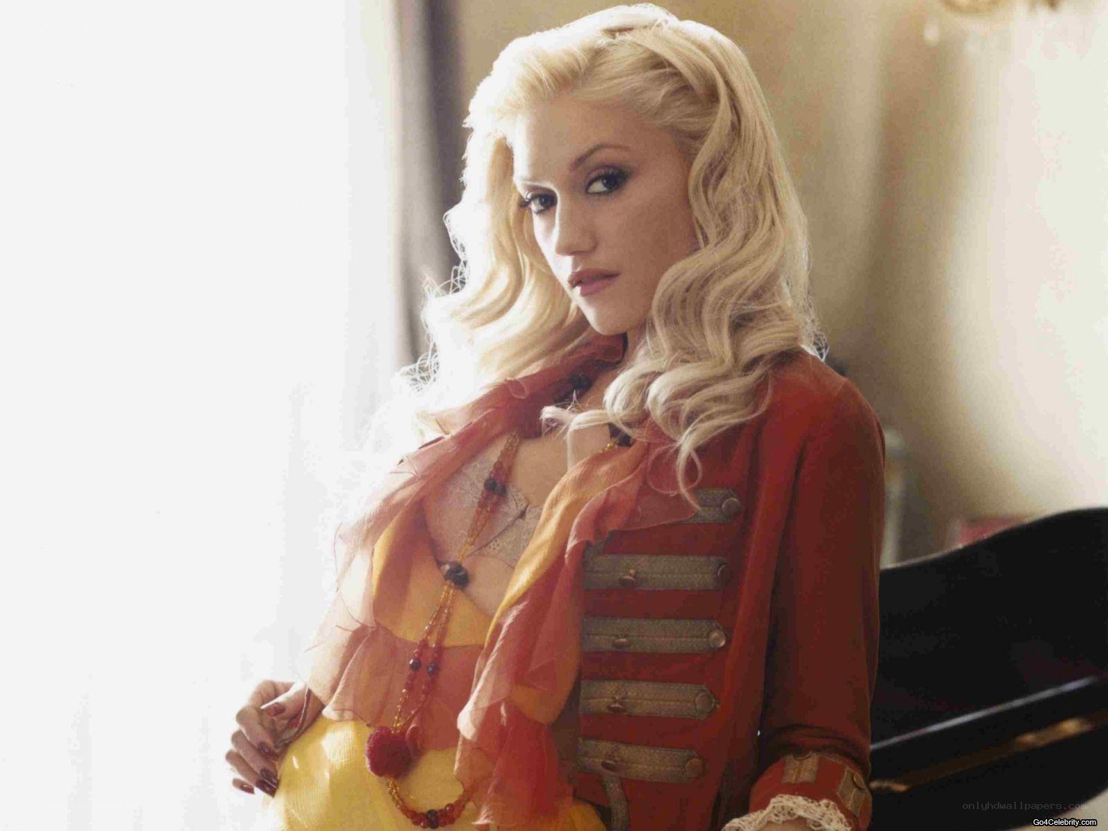 Gwen Stefani in costume