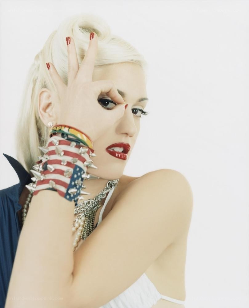 Gwen Stefani making a hand gesture
