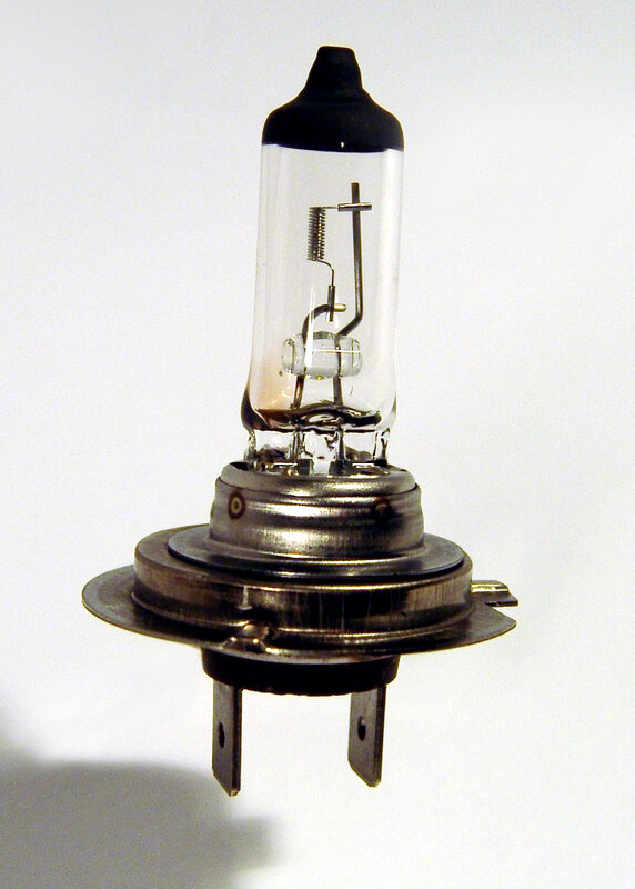 H7 halogen headlight bulb