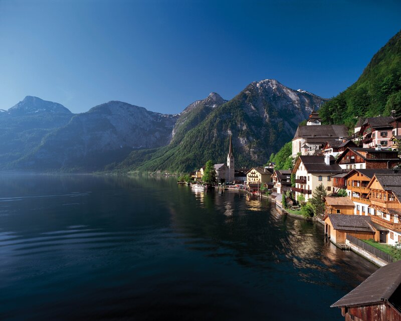 Hallenstadt by the lake
