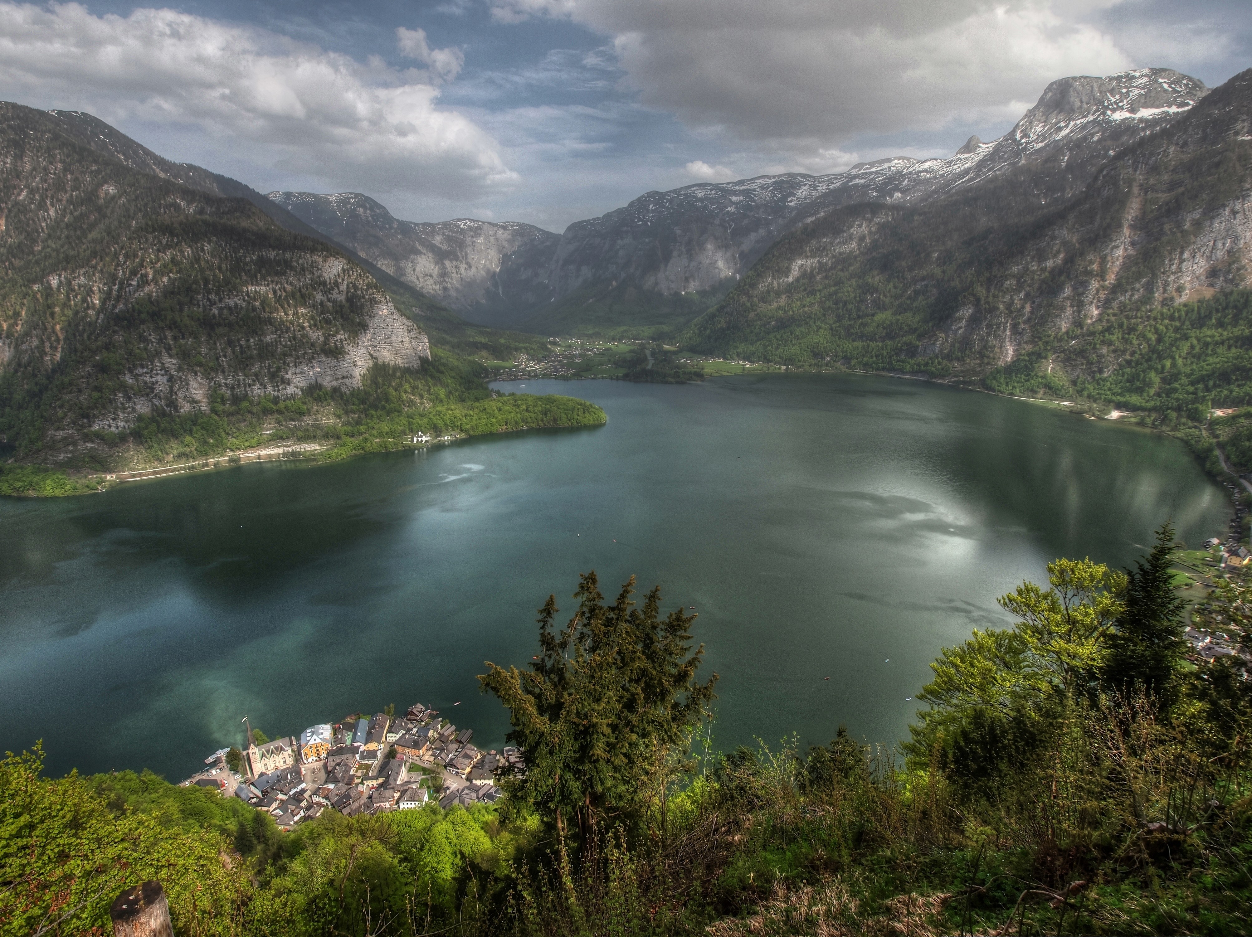 Hallensteiner Lake and Mountains