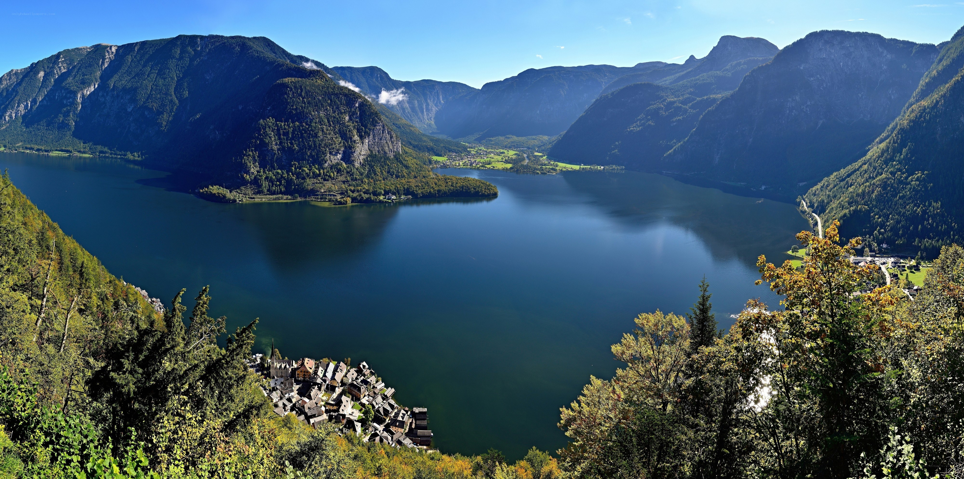 Hallensteiner See with village