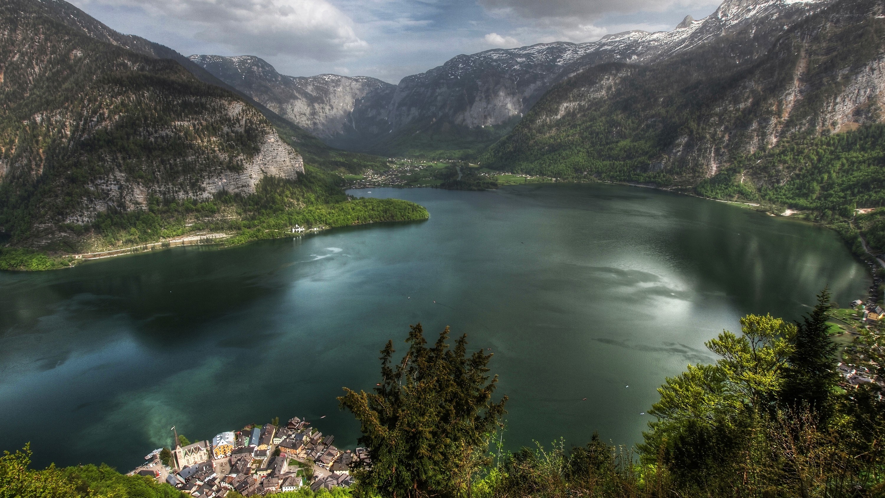 Hallensteiner See with village