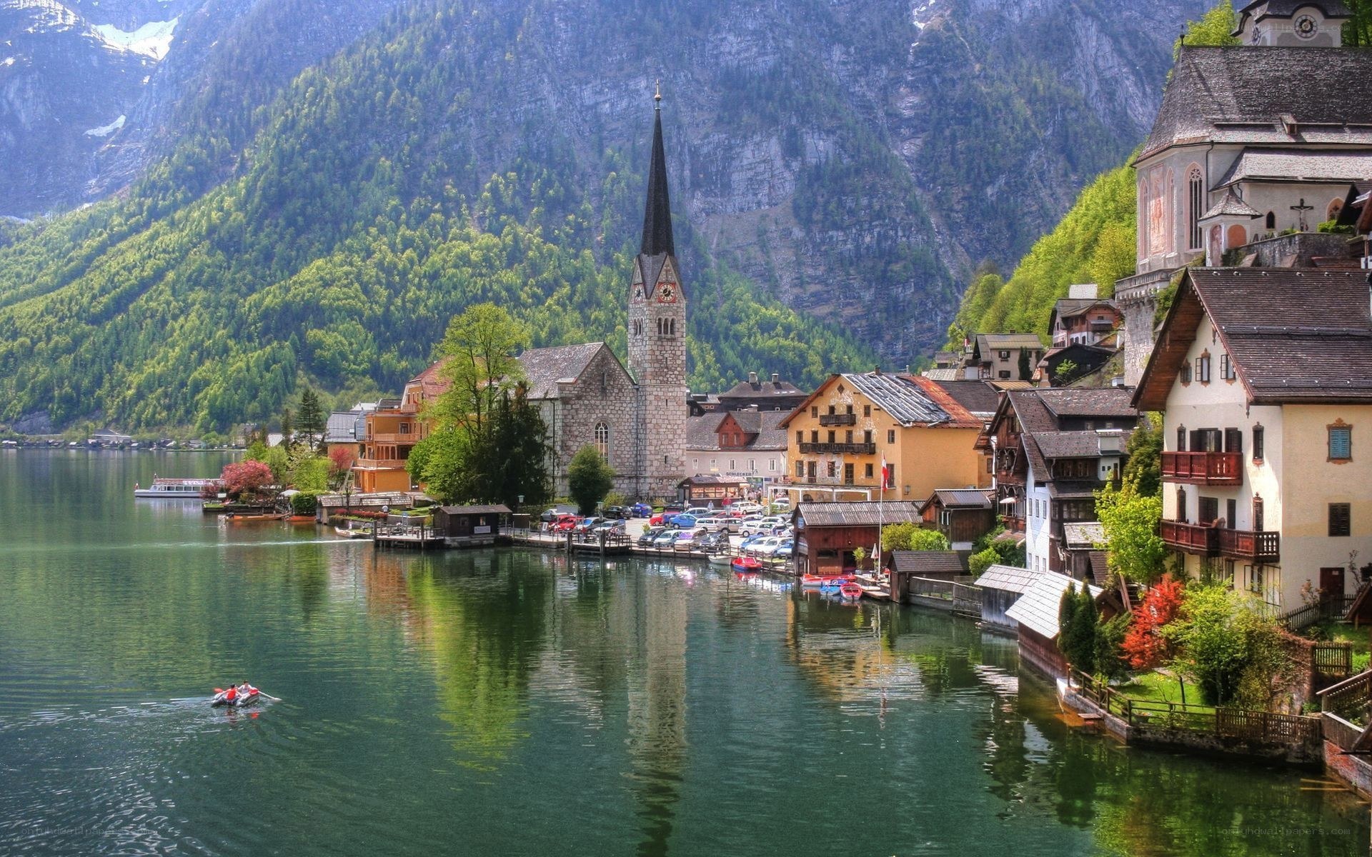 Hallensteiner village by the lake