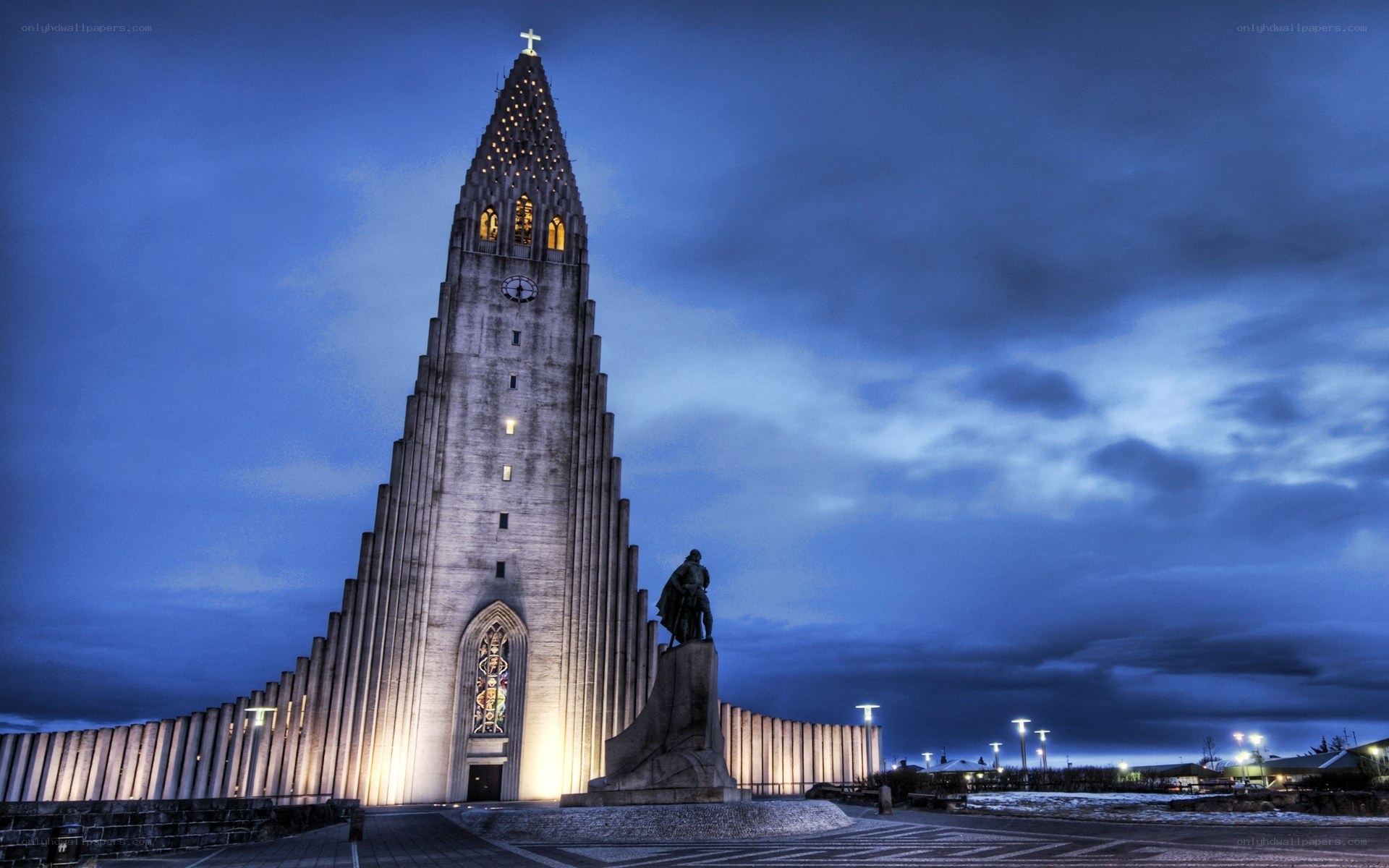 Hallgrímskirkja at dusk