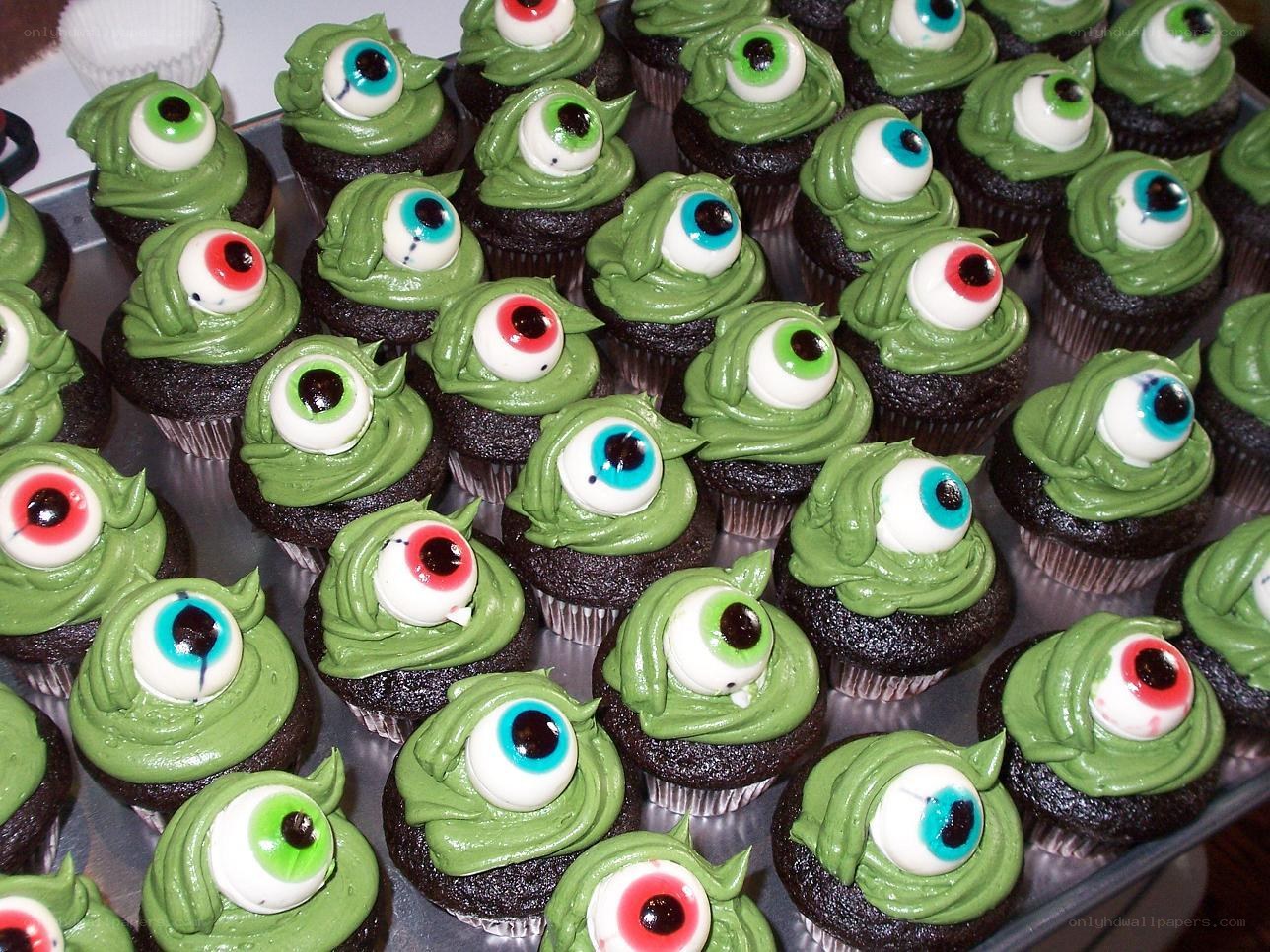 Halloween cupcakes with eyeball decorations