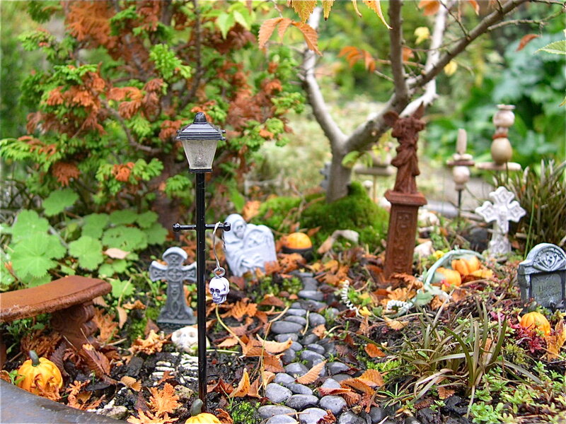 Halloween Garden Scene — Green