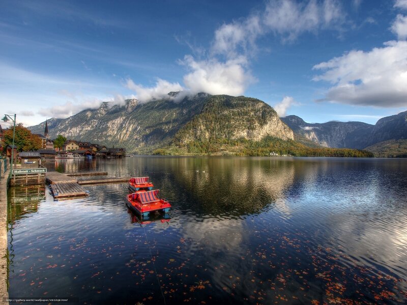 Hallstatt lake and mountains