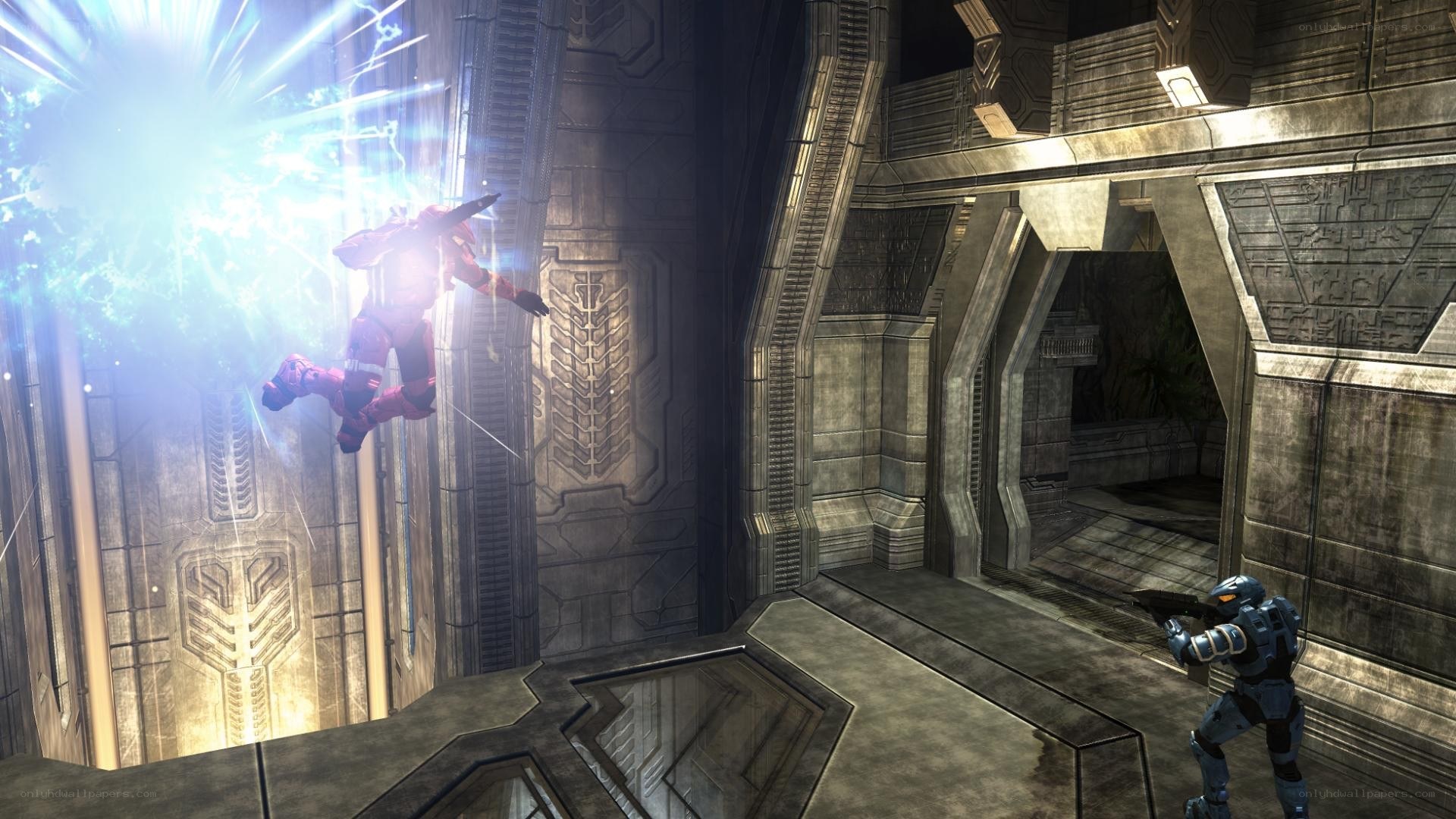 Halo: Combat in a futuristic corridor