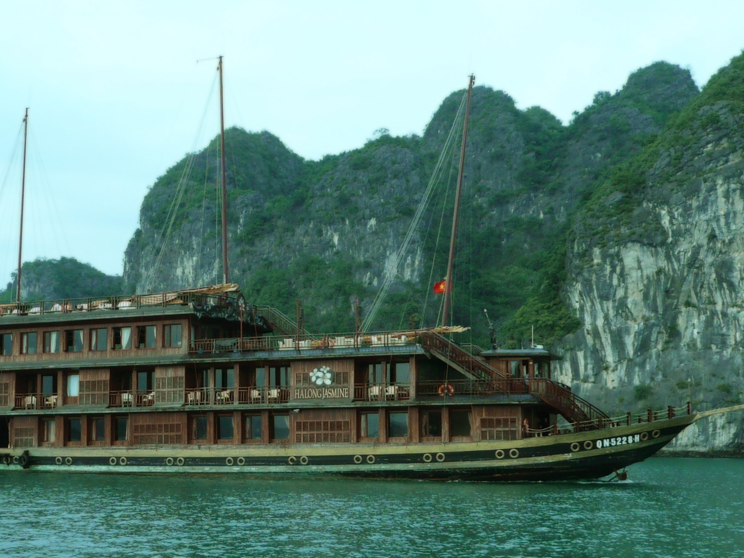 Halong Jasmine cruise ship
