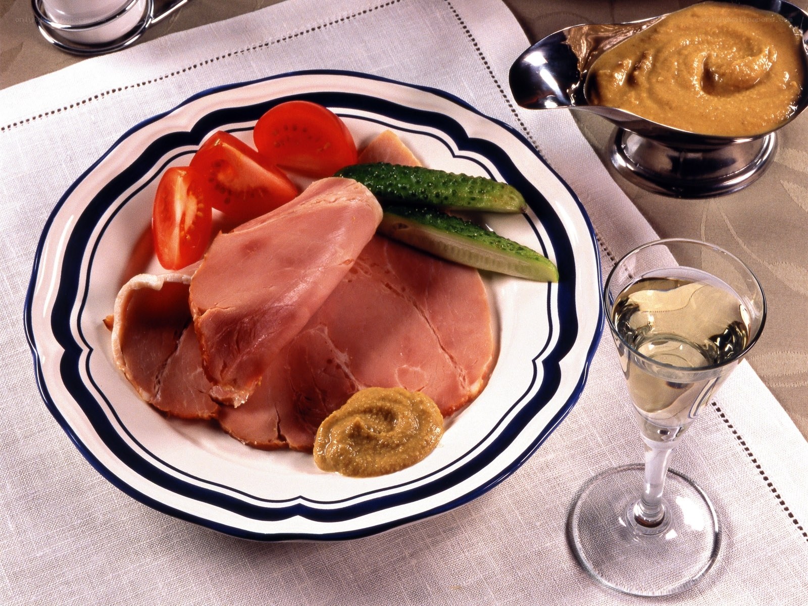 Ham with mustard and vegetables