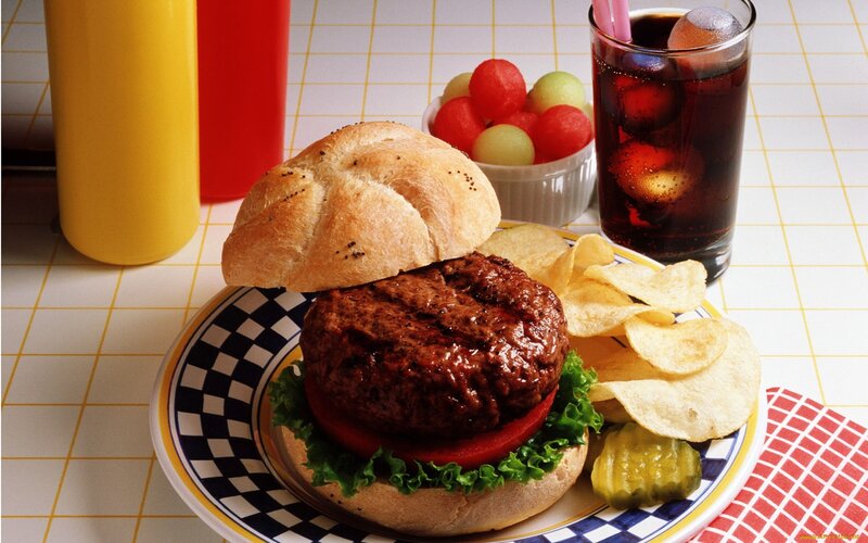 Hamburger with Chips — Yellow
