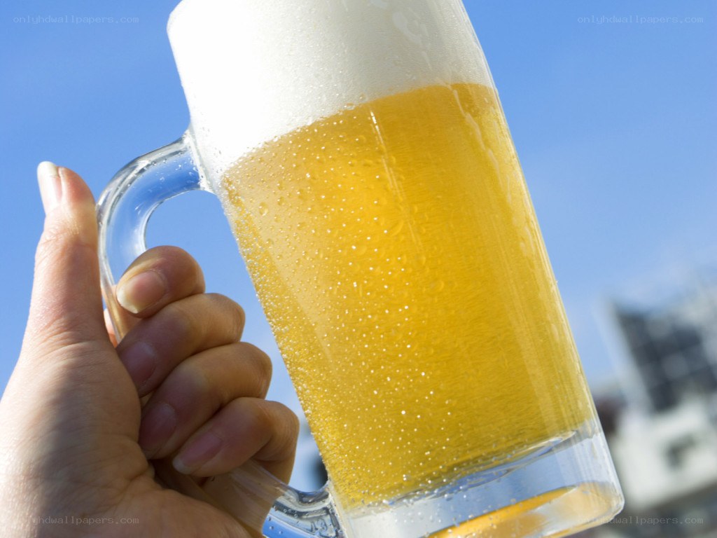 hand holding a beer mug