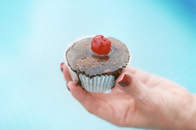 hand holding a cupcake