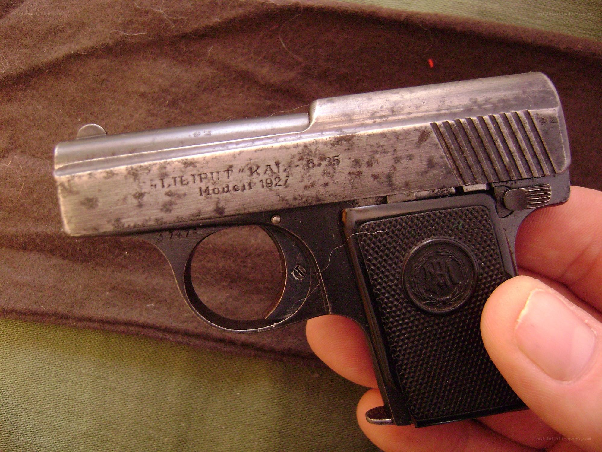 hand holding a small pistol