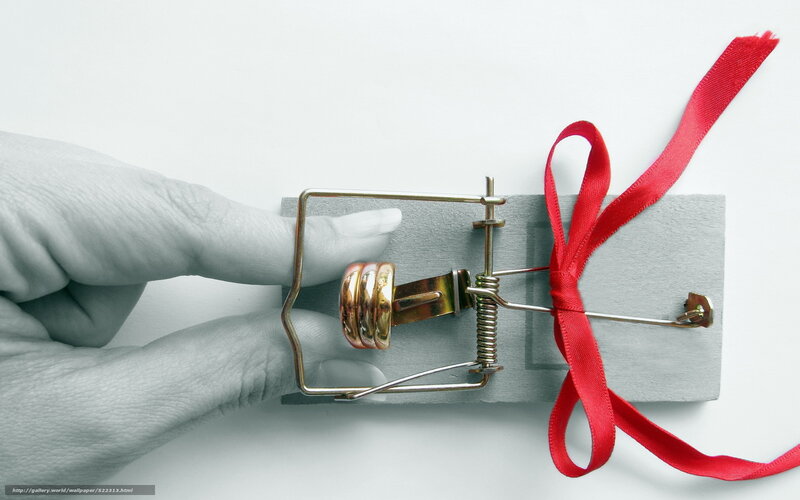 hand setting a mouse trap