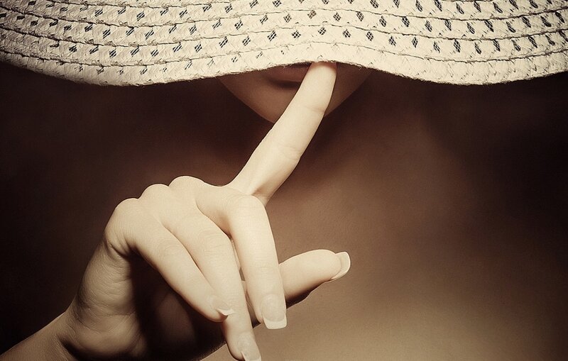 Hand under Hat