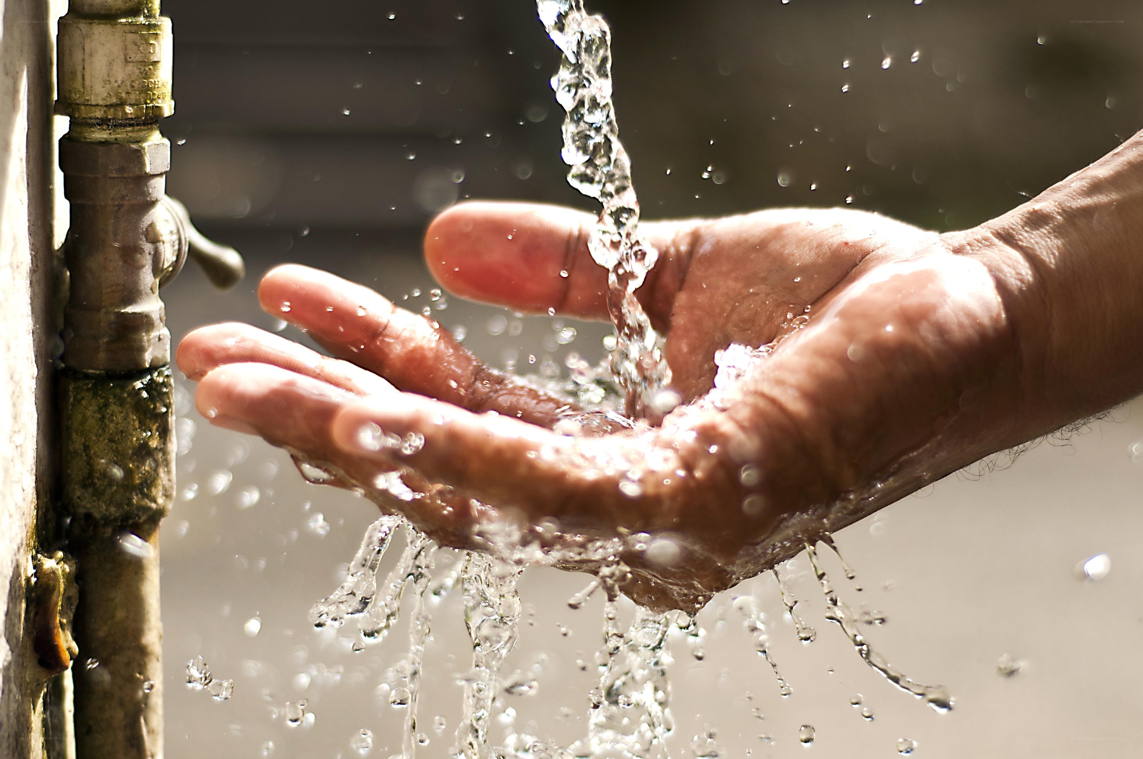 hand under running water