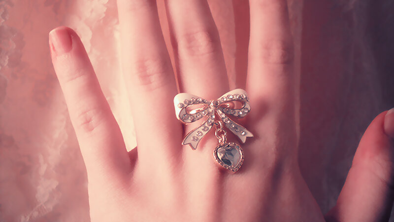 Hand with Bow Ring — Pink