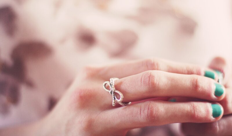 hand with bow ring