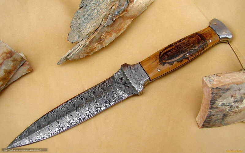 handcrafted knife with damascus steel